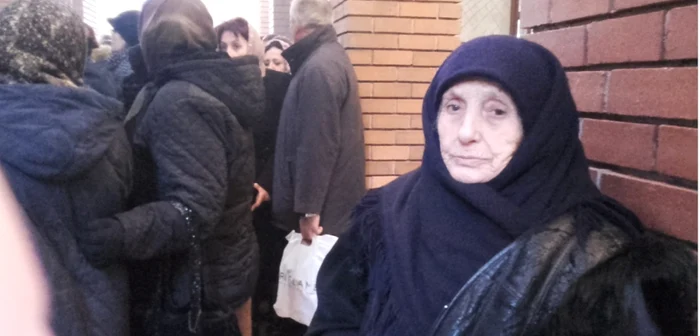 La, 95 de ani, Paraschiva Ghiotu a bătut sute de kilometri ca să vină la Curtea de Argeş, pentru "Sfântuliţă"