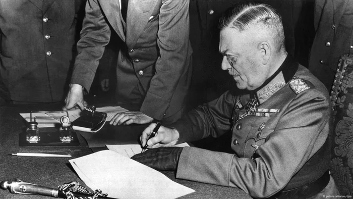 Feldmareșalul Wilhelm Keitel, comandantul suprem al Wehrmachtului, semnează documentul de capitulare