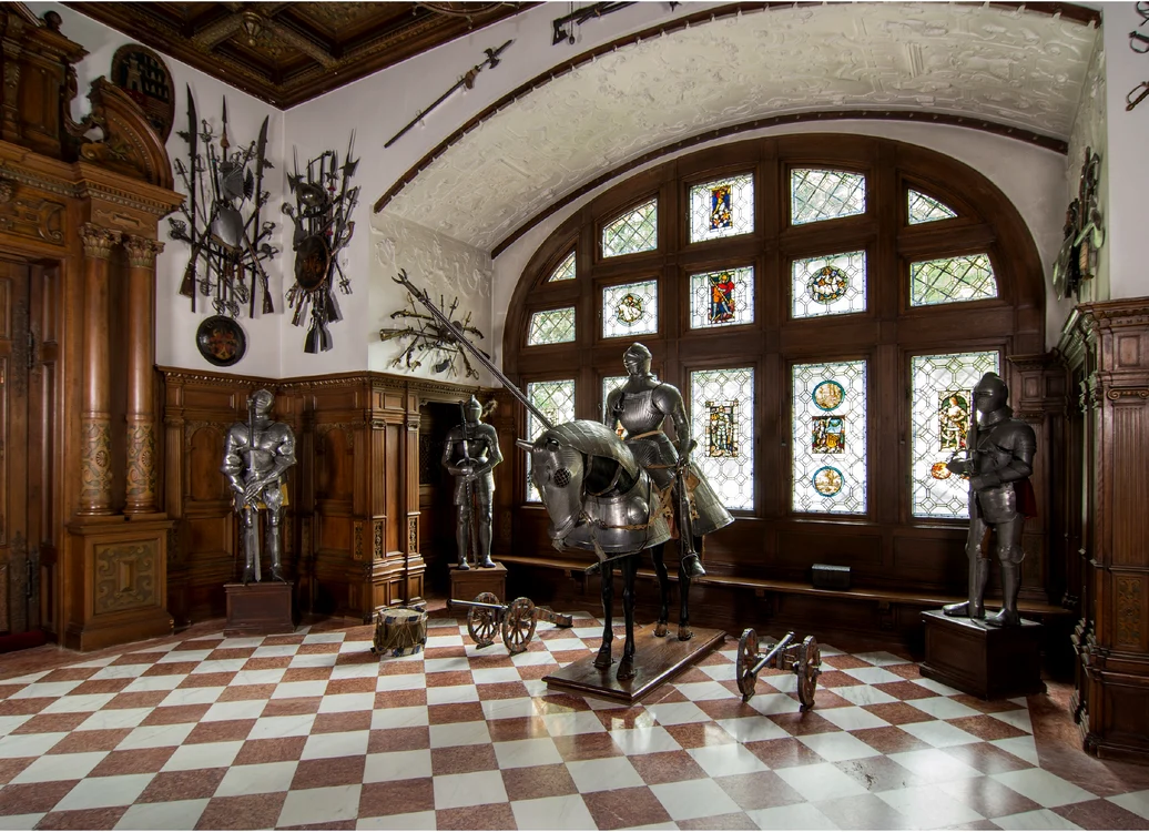 Armura ecvestră de turnir expusă la parterul castelului Foto: Muzeul Național Peleș