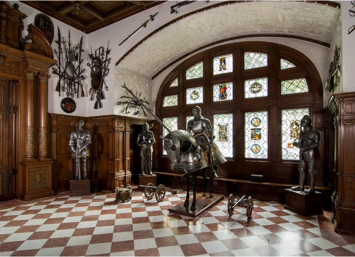 Armura ecvestră de turnir expusă la parterul castelului Foto: Muzeul Național Peleș