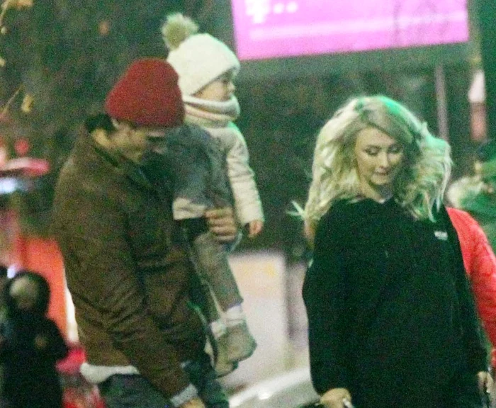 
    Andreea, alături de  soţul ei, George, şi  de fiica lor, Ella Foto: Mihai Ionescu  