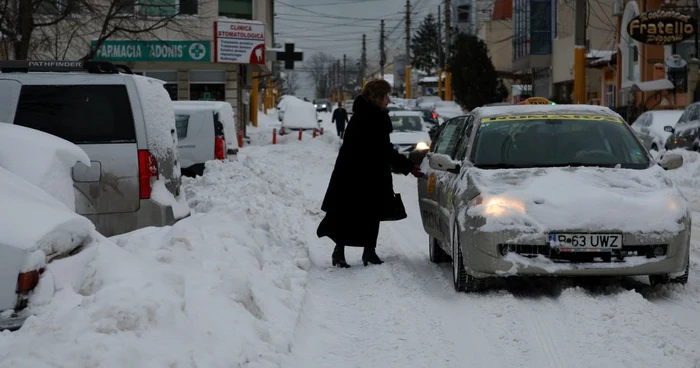 Maşinile circulă greu din cauza zăpezii