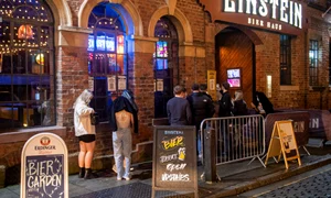 Oamenii au stat la coadă să între în baruri jpeg