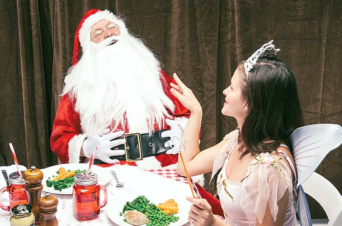 Fetiţele ştiu că Moşului nu-i place mazărea şi broccoli