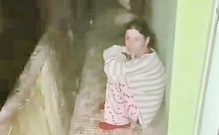 Pe balcon, ghemuită  şi înfricoşată