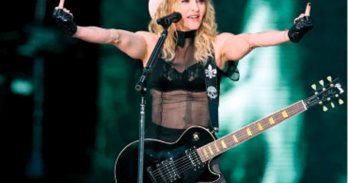 Madonna vine cu o suită de 30 de oameni