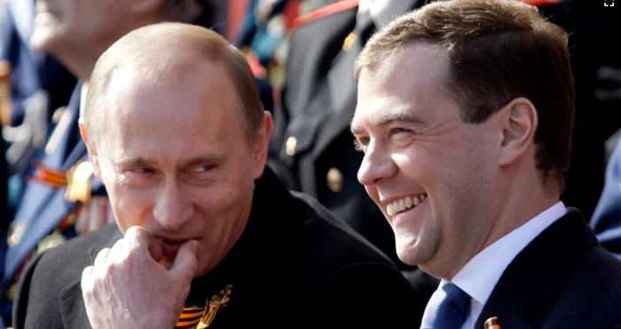 Fostul președinte rus Dmitri Medvedev și Vladimir Putin