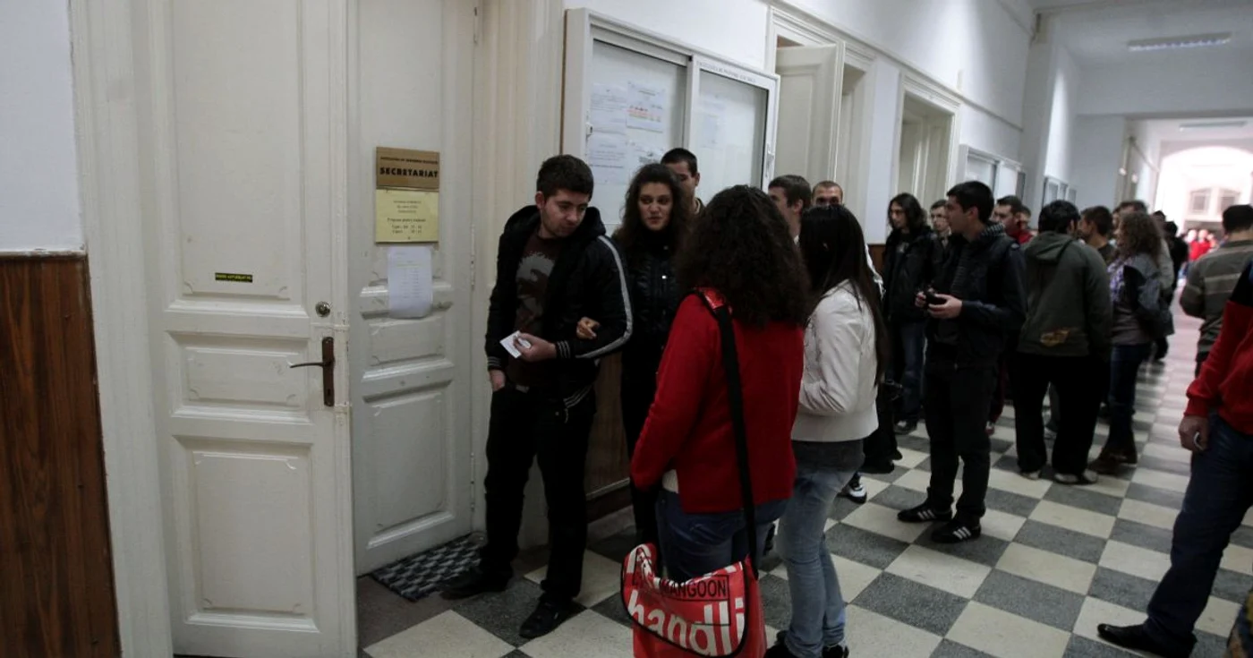 Politehniştii stau la cozi interminabile la uşa secretariatului, pentru a-şi viza carnetele şi pentru a primi legitimaţiile.