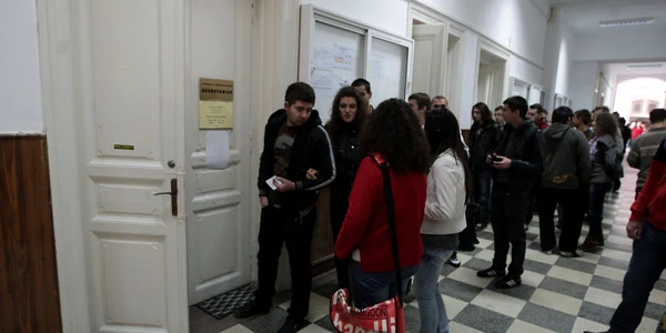 Politehniştii stau la cozi interminabile la uşa secretariatului, pentru a-şi viza carnetele şi pentru a primi legitimaţiile.
