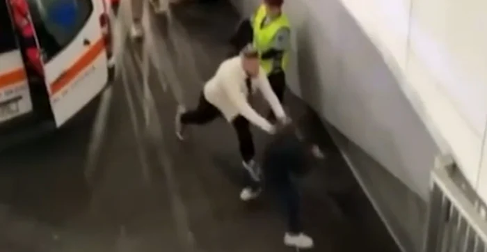 Rareș Pop, surprins în momentul în care îl agresează pe jurnalist. Captură iamsport