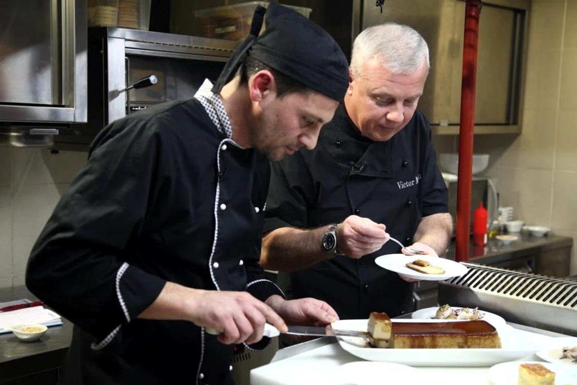 
    Chef Victor Melian reinterpretează un preparat existent în meniu, la emisiunea "Vine CHEFul!" foto: ProTV  