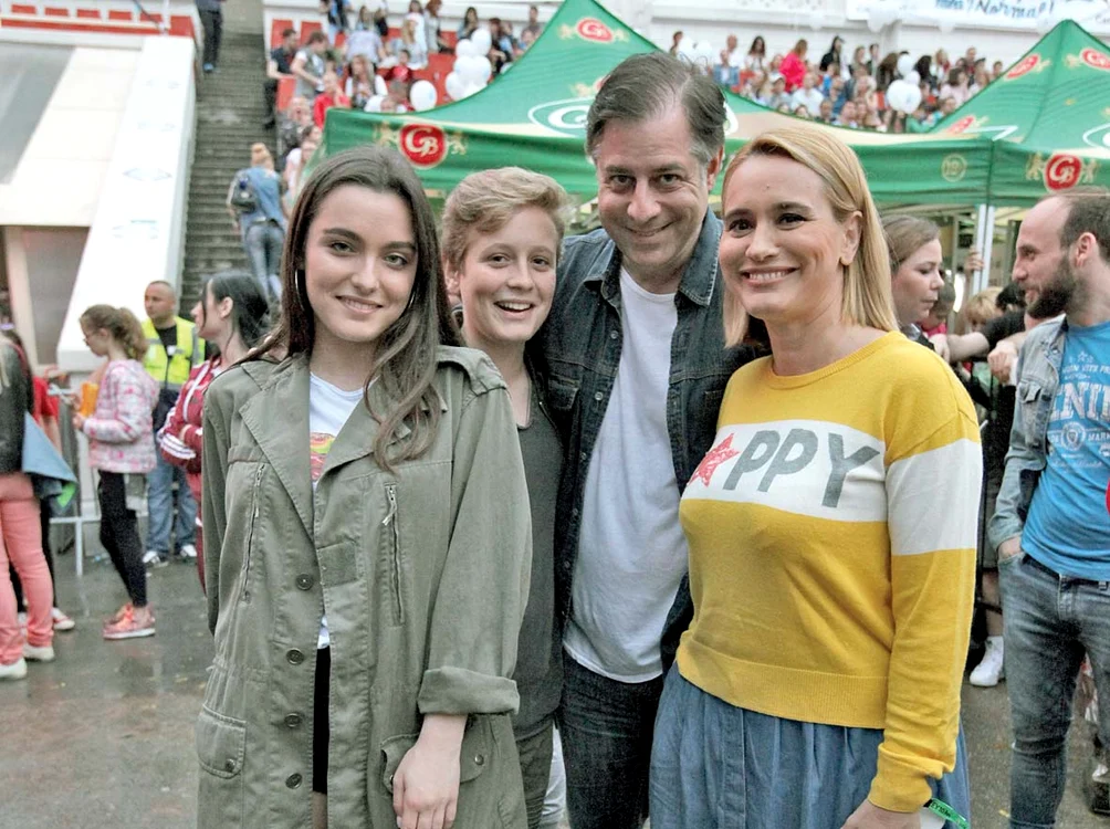 Familia mondenă: Andreea Esca, soţul şi cei doi copii