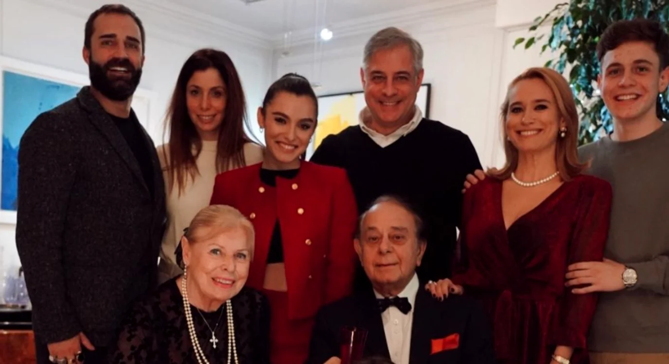 Andreea Esca, alături de socri, copii, soț, cumnat și cumnată. Foto: Instagram