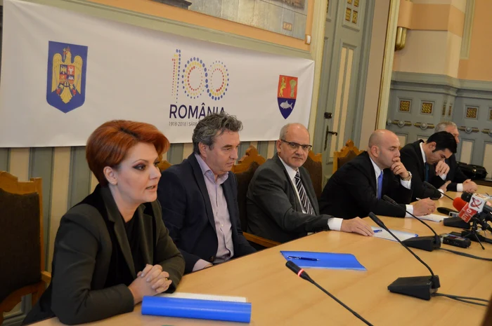 Narcis Neaga, directorul CNAIR, și Lia Olguța Vasilescu, fostul primar al Craiovei, au participat la semnarea contractelor