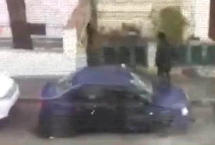 Bărbatul s-a urcat cu picioarele pe mașina unde s-a baricadat femeie FOTO: Captură video