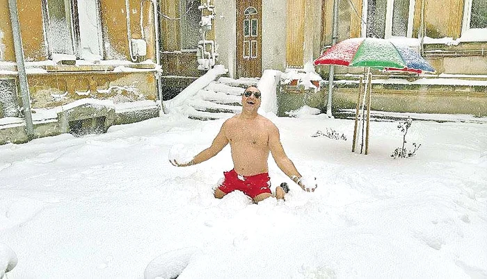 Şi noi avem un curajos. Este Cristi Caloianu din trupa Haiducii, care săptămâna trecută s-a bucurat ca un copil de venirea zăpezii. A ieşit la o bulgăreală în curtea casei, dar nu oricum, ci doar în slip.