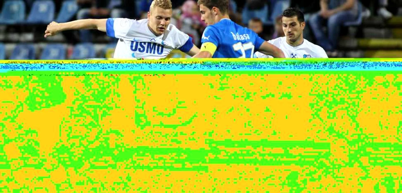 Matulevicius (în alb) a pus umărul la prima victorie a Pandurilor în acest sezon FOTO Mediafax