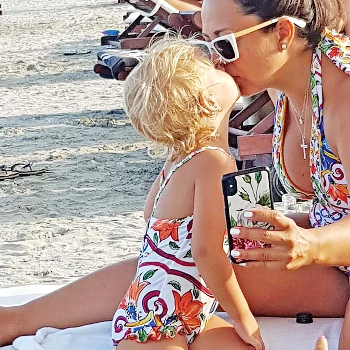 
    Vanghelie  şi-a dus fiica  la ”Peppa Pig  World”,  din Anglia  