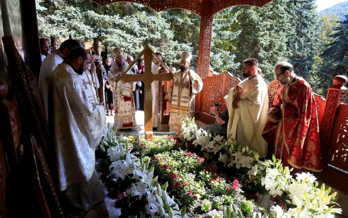 Slujbă de pomenire la mormântul lui Arsenie Boca. Foto Episcopia Devei şi Hunedoarei.