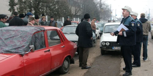 Proprietarii veniţi să-şi cedeze rablele pentru 3.800 de lei au fost aşezaţi la coadă de către poliţişti