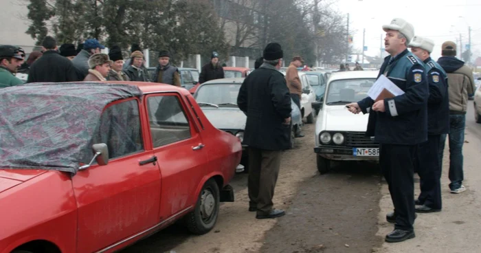 Proprietarii veniţi să-şi cedeze rablele pentru 3.800 de lei au fost aşezaţi la coadă de către poliţişti