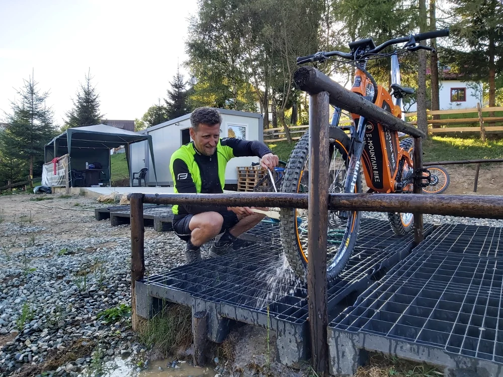 După fiecare cursă, bicicletele sunt spălate 