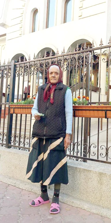 Ion Mrenea are doar 400 de lei pensie. Ca să poată supravieţui, cerşeşteFoto: Dana Neagu