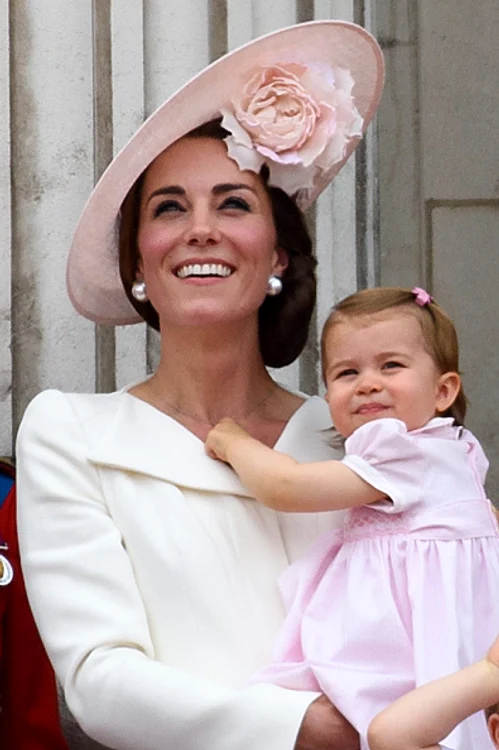 Charlotte a salutat mulțimea din brațele mamei sale
