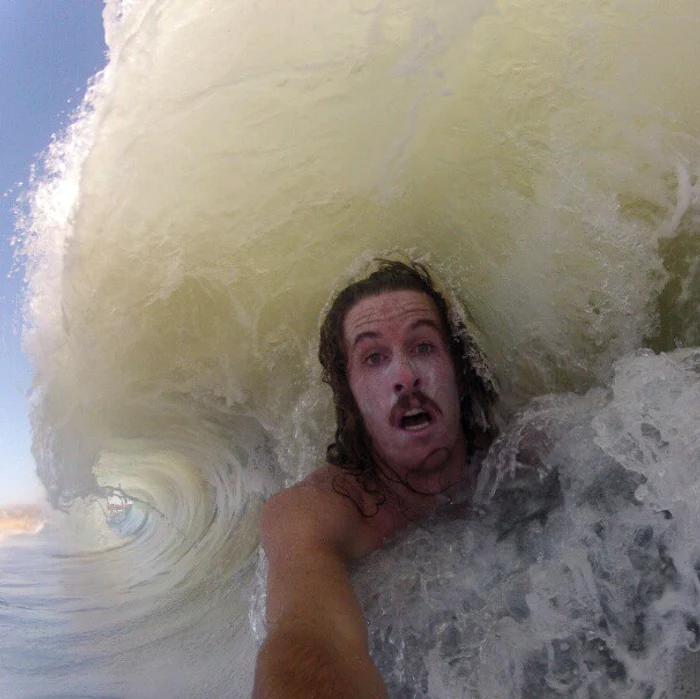 un selfie în valurile oceanului (foto Instagram @gopro_supershots)