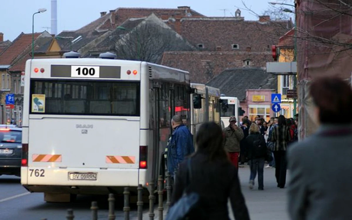 Autobuzele de pe linia 100 nu vor mai circula începând de vineri. FOTOArhivă.