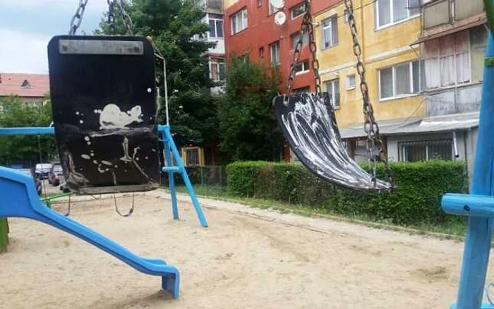 Loc de joacă vandalizat, la câteva zile după ce a fost modernizat