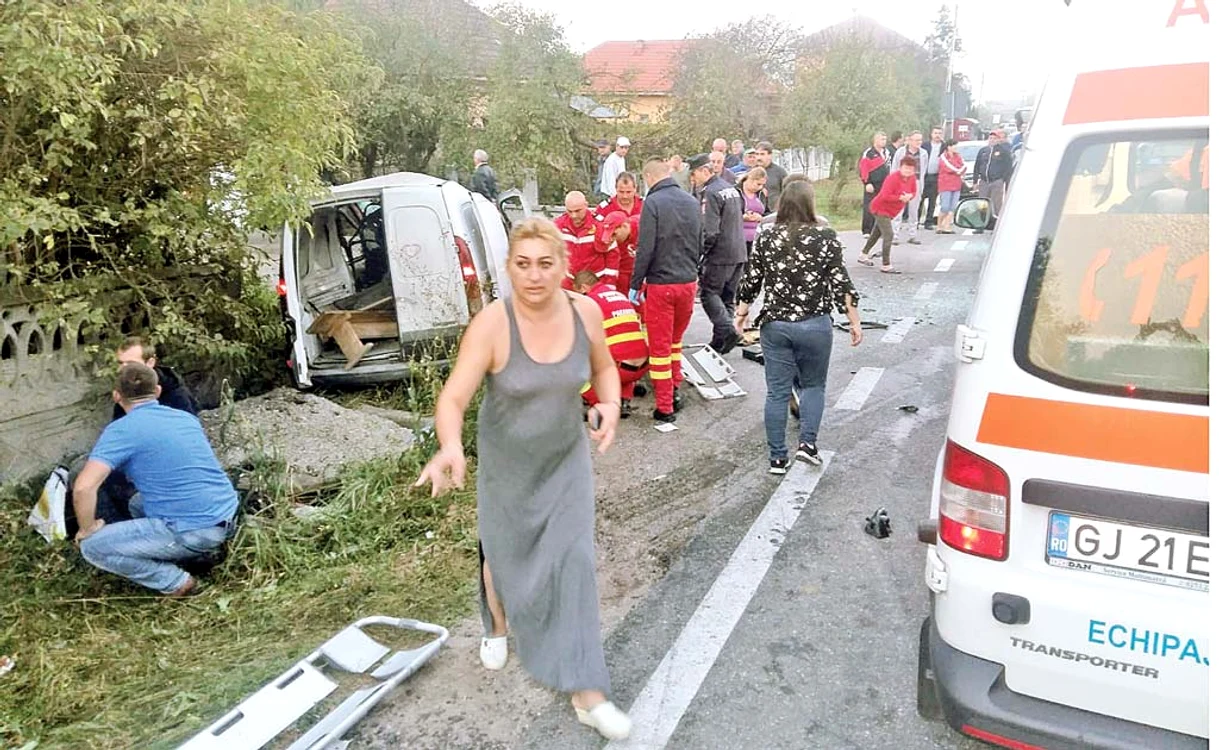 
    Trei maşini au  fost facute praf  