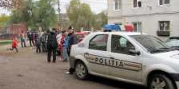 Zeci de oameni s-au adunat în fața blocului în care s-a spânzurat bărbatul. 