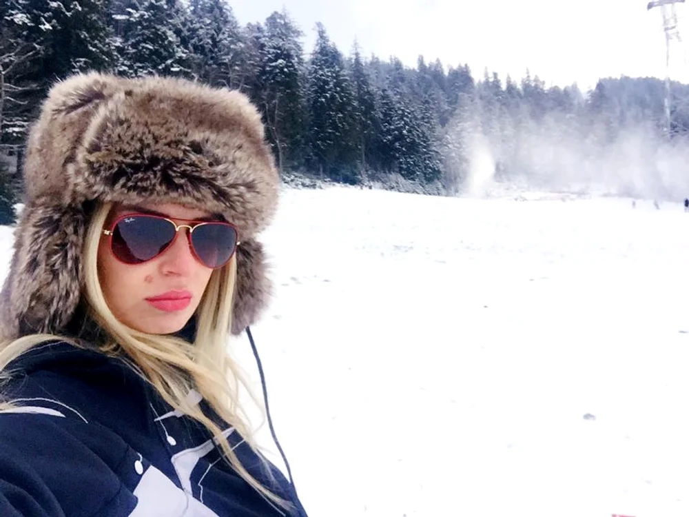 
    Pe pârtie e foarte frig, așa că și Andreea Bănică s-a înfofolit corespunzătorfoto: arhiva personală  