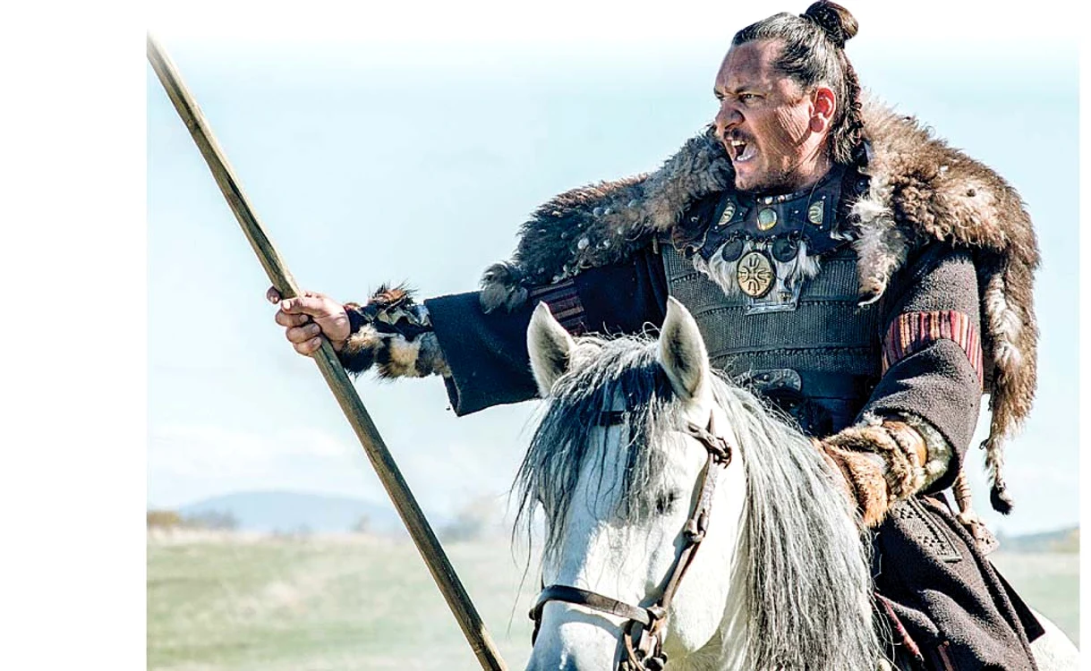 Actorul român Emil Hoştină, un răsfăţat la Hollywood, face spectacol în rolul lui Attila Hunul, în serialul «Vremea barbarilor»