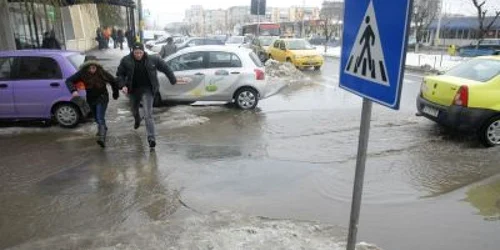 Pe străzile Băniei, trecătorii se deplasează cu greutate