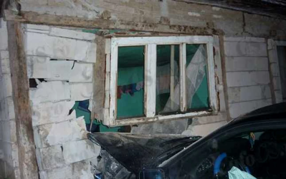 Fără baterie şi frâne, maşina s-a oprit într-un perete FOTO Arhivă