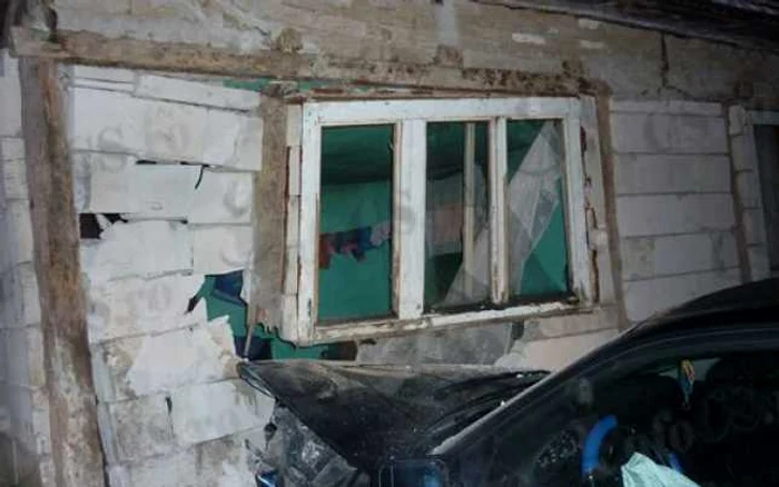 Fără baterie şi frâne, maşina s-a oprit într-un perete FOTO Arhivă
