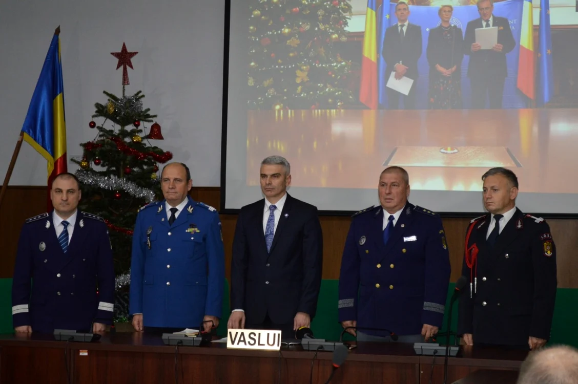 Mircea Gologan la depunerea jurământului, alături de şefii structurilor MAI