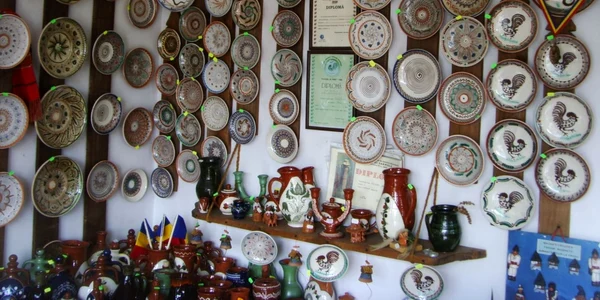 FOTO. Chinezăriile au ajuns şi la Horezu. Turiştii pleacă acasă cu obiecte made în China şi Bulgaria în locul  ceramicii de Horezu 