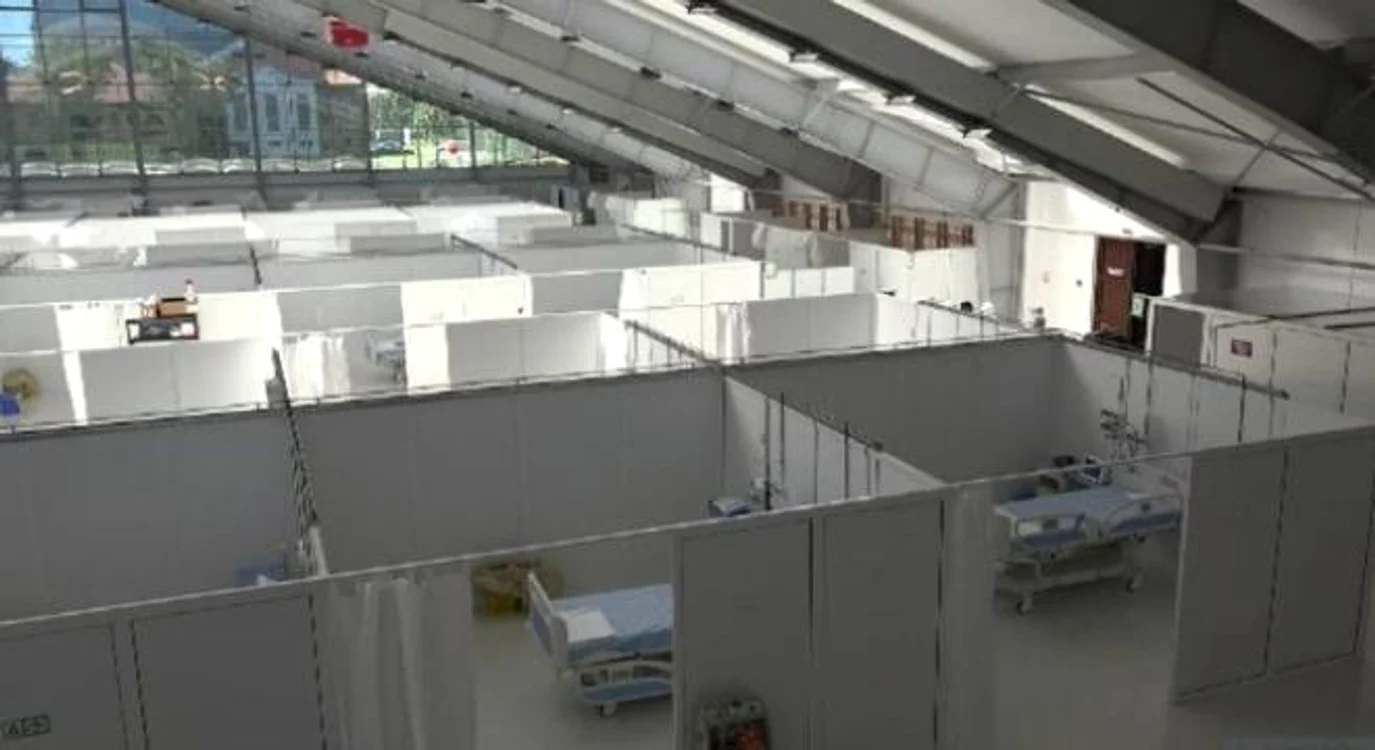 Sala de sport trebuia să devină spital suport dar a fost reprofilată pentru cazuri graveFoto:zi-de-zi.ro