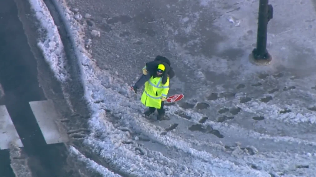 Gest impresionant în Chicago: un agent de siguranță a purtat pe umeri un copil pe străzile inundate