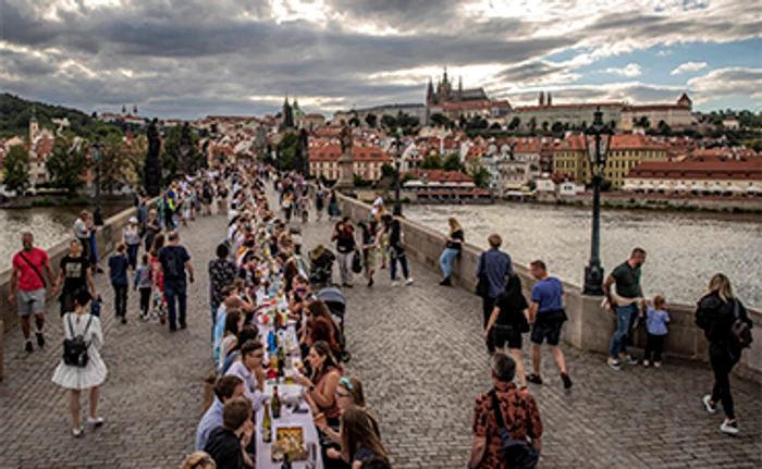 Cehia. Praghezii au sărbătorit, la începutul lui iulie, încheierea restricţiilor, dar virusul perfid n-a plecat nicăieri