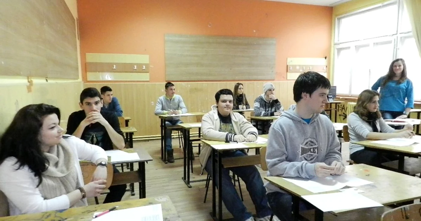 Aproape 8.100 de elevi din clasele a VIII-a şi a XII-a din judeţul Olt participă la simulări...