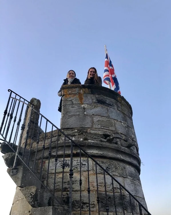 Brooke Shields s-a cocoțat în turnul unui castel, după ce în urmă cu doar câteva luni învăța din nou să meargăfoto: Instagram