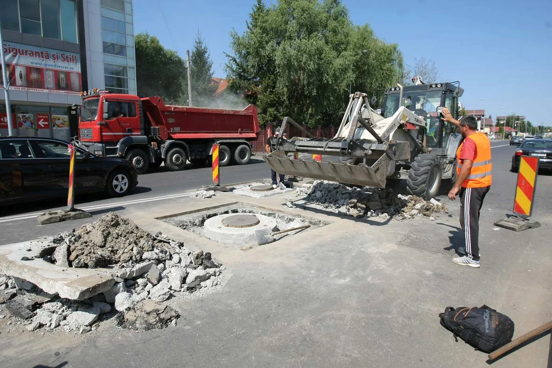 Muncitorii lucrează la înlocuirea capacelor de canal