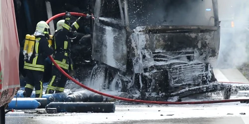 Pompieri sting o incendiu la cabina şoferului unui camion care a luat foc după un accident pe autostrada A13