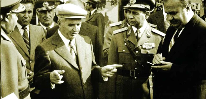 Nicolae Ceauşescu şi Constantin Olteanu (în stânga dictatorului) la o vizită de lucru. FOTO fcsteaua.ro