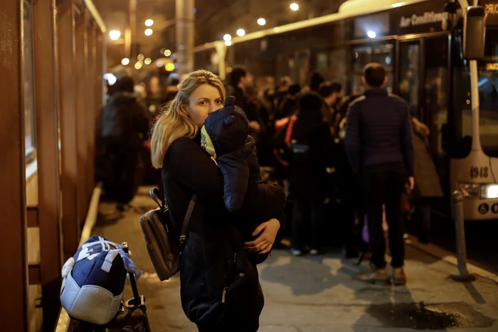 Obosiți după un drum lung, refugiații au fost duși cu autobuzele STB la cazarea amenajată la Romexpo