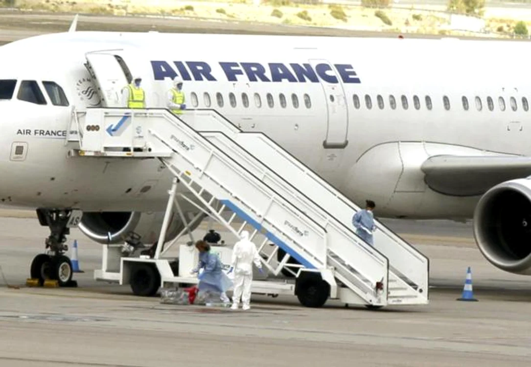 
    Avionul staţionează într-o zonă specială conform protocolului de securitate  